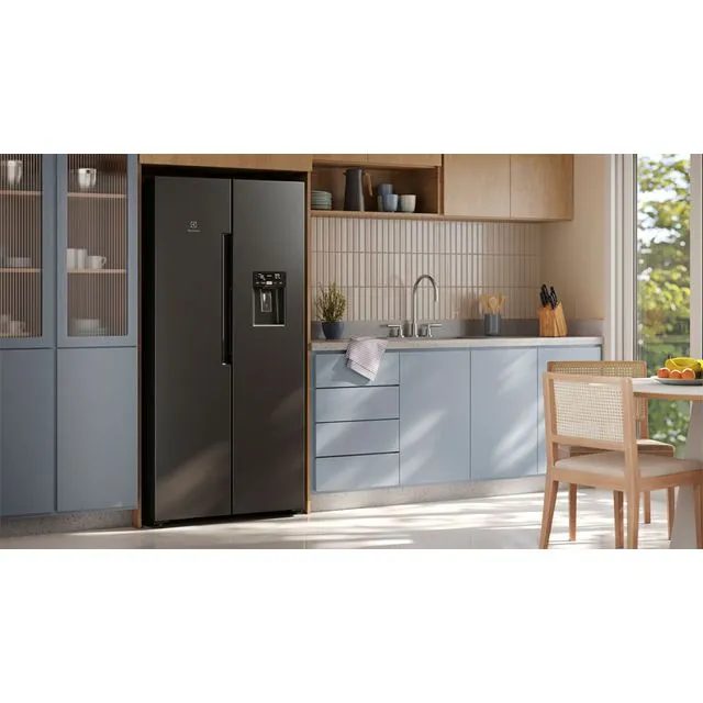 Nevera Electrolux Side by Side junto a un comedor en una cocina con muebles en tonos azules