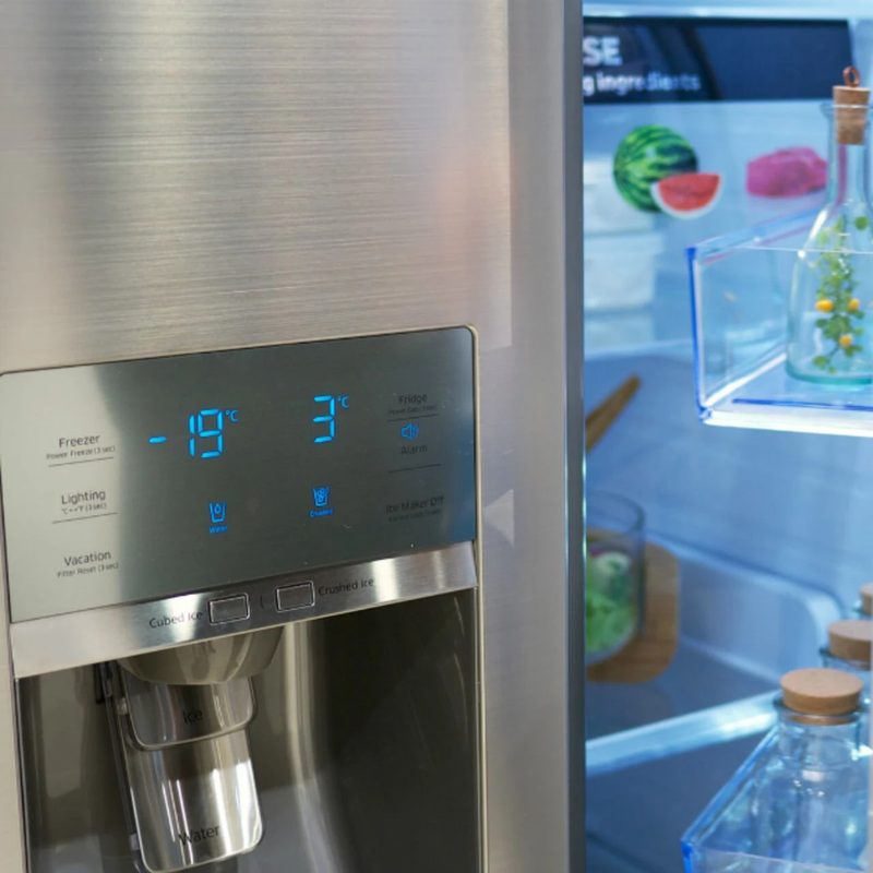 Panel digital de una nevera con control de temperatura y dispensador de hielo
