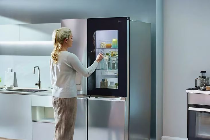 Cliente usando la pantalla InstaView de una nevera LG mientras cocina